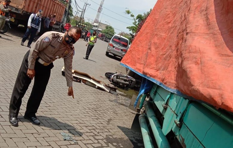 Petugas saat mengevakuasi jenazah korban kecelakaan lalu lintas di Jalan Tanjung Batu, Krembangan, Selasa (13/4/2021)