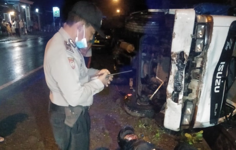 Polisi mendatangi lokasi kecelakaan di jalan raya Rejotangan, Rabu (3/3/21) malam .