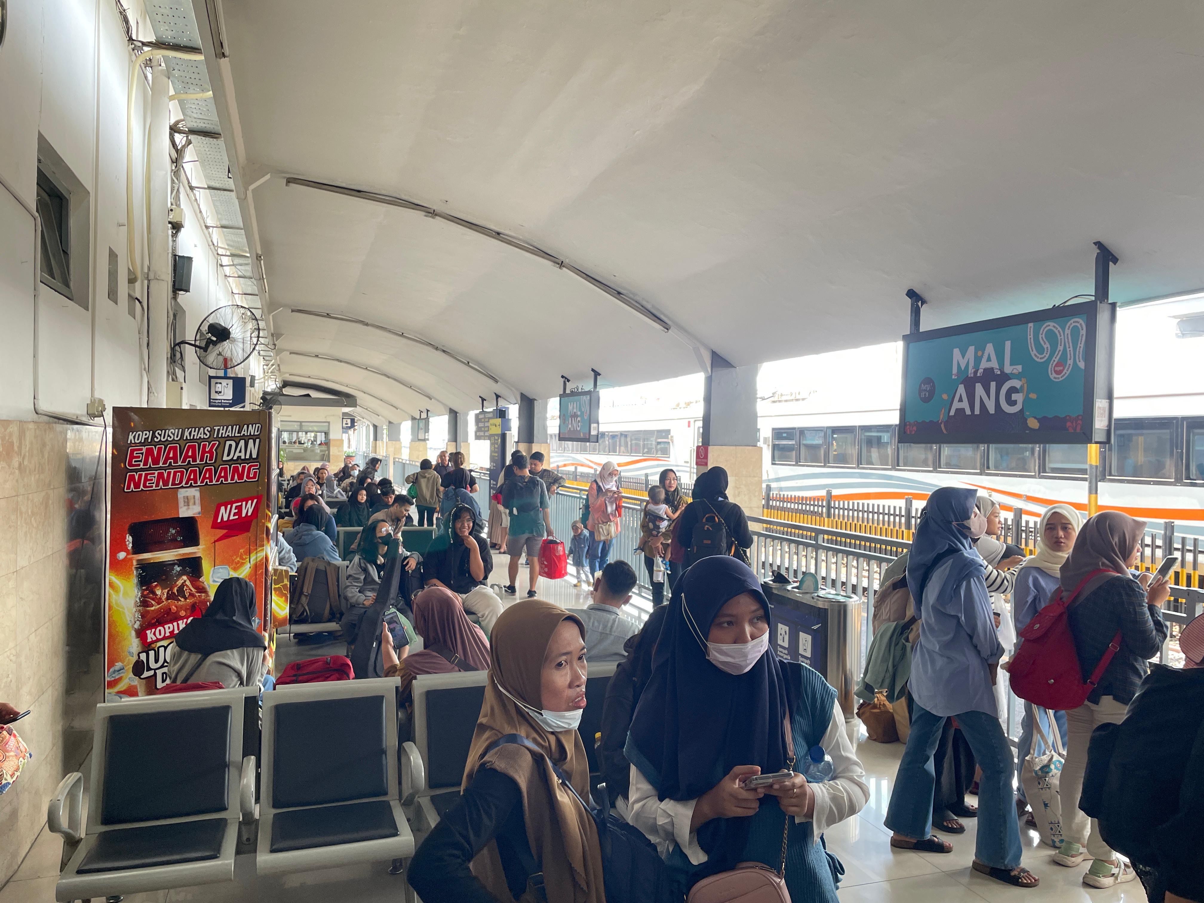 Suasana penumpang di Stasiun Malang selama libur akhir pekan Waisak. Terjadi peningkatan penumpang hingga 27 persen (Foto: Humas Daop 8) 