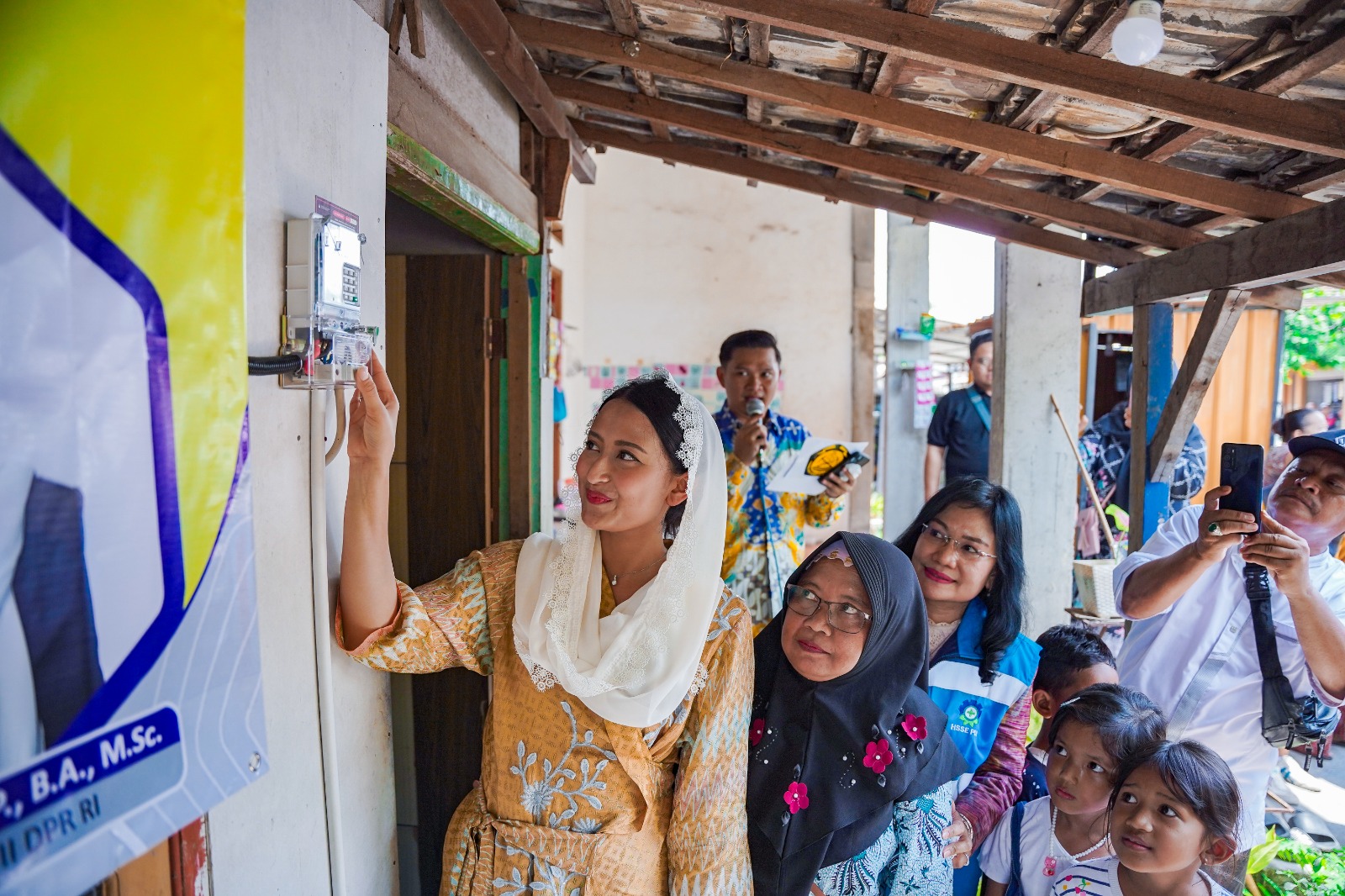 Program BPBL membantu masyarakat kurang mampu untuk memperoleh akses listrik