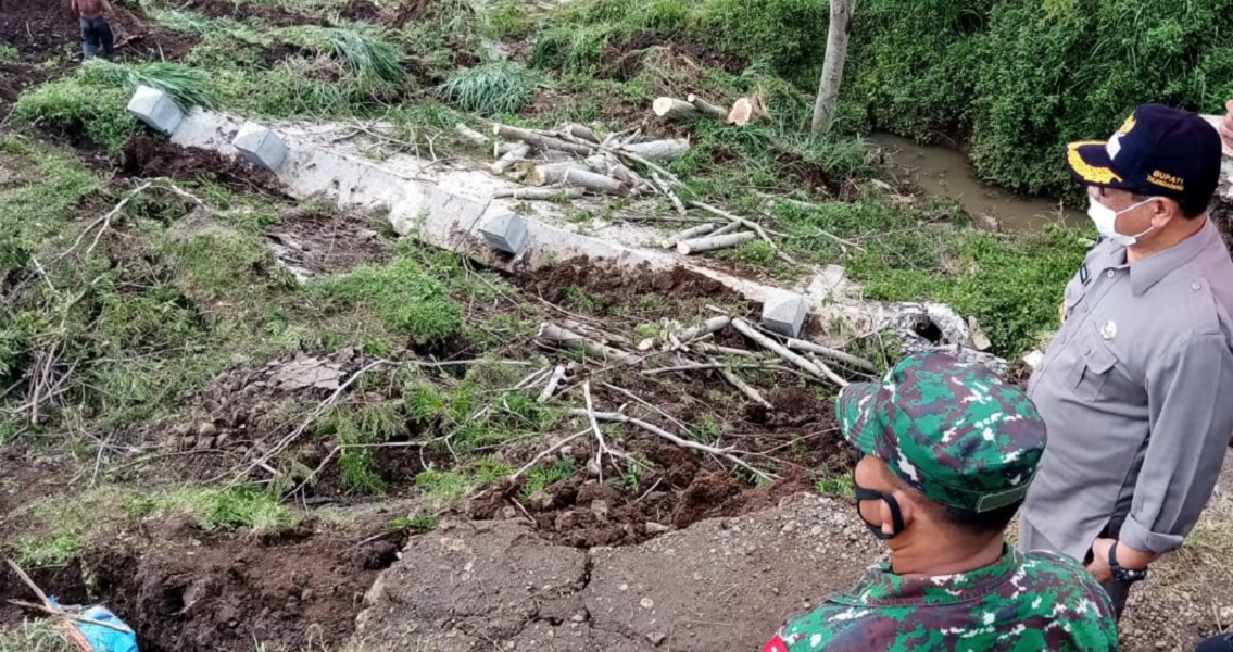 Bupati Tulungagung Maryoto Birowo meninjau jalan utama penghubung Desa Krosok – Desa Nglutung, Kecamatan Sendang, yang mengalami longsor. (FOTO: NOYO/BACASAJA.ID) 