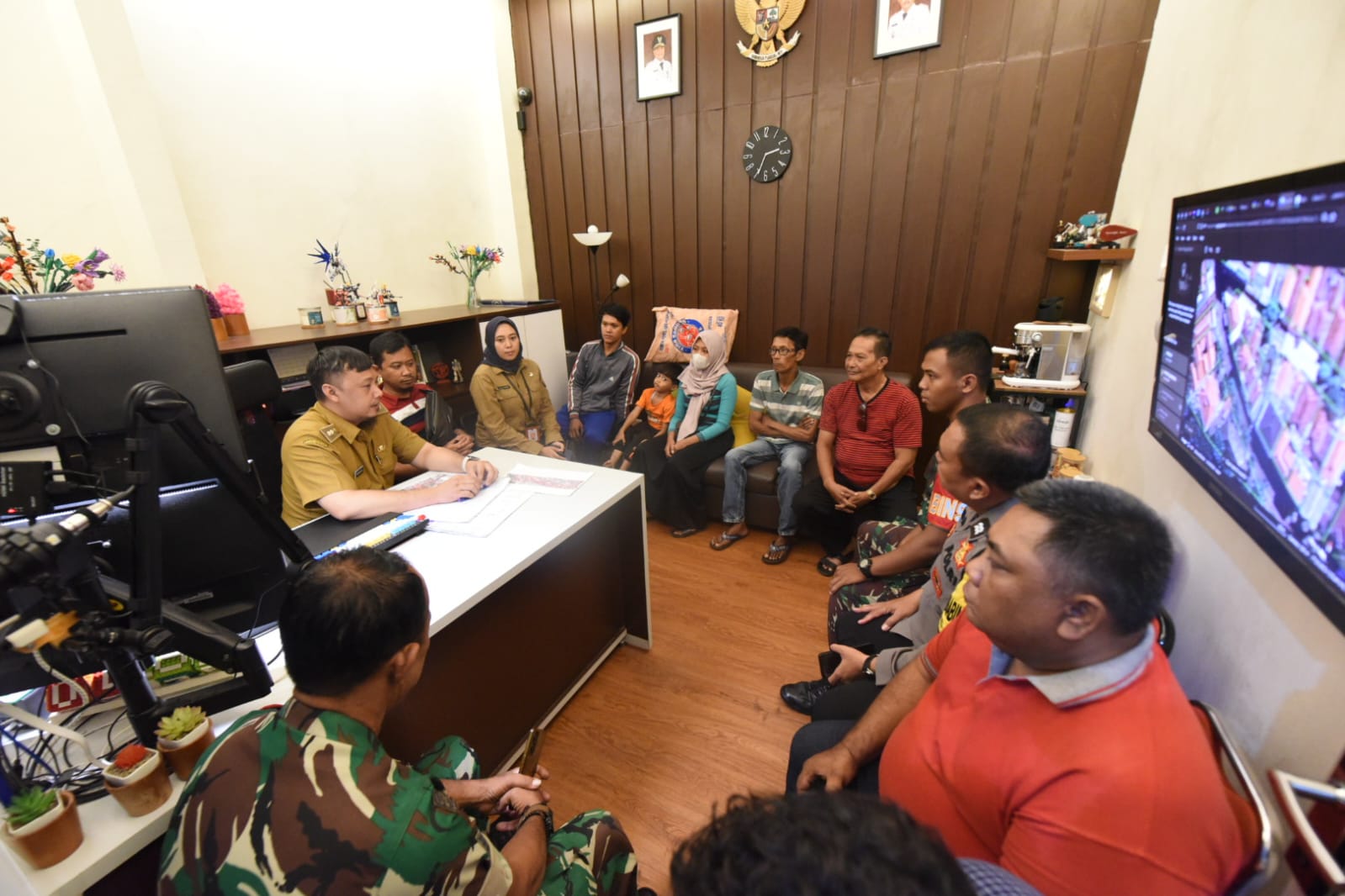 Lurah Dukuh Setro Ahrul Fahziar memediasi dengan keluarga lansia sebatang kara