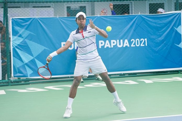 Petenis Jatim Muhammad Rifqi Fitriadi saat tampil di final tunggal putra di Sian Soor Tennis Center, halaman kantor Wali Kota Jayapura, Kamis (7/10/2021).