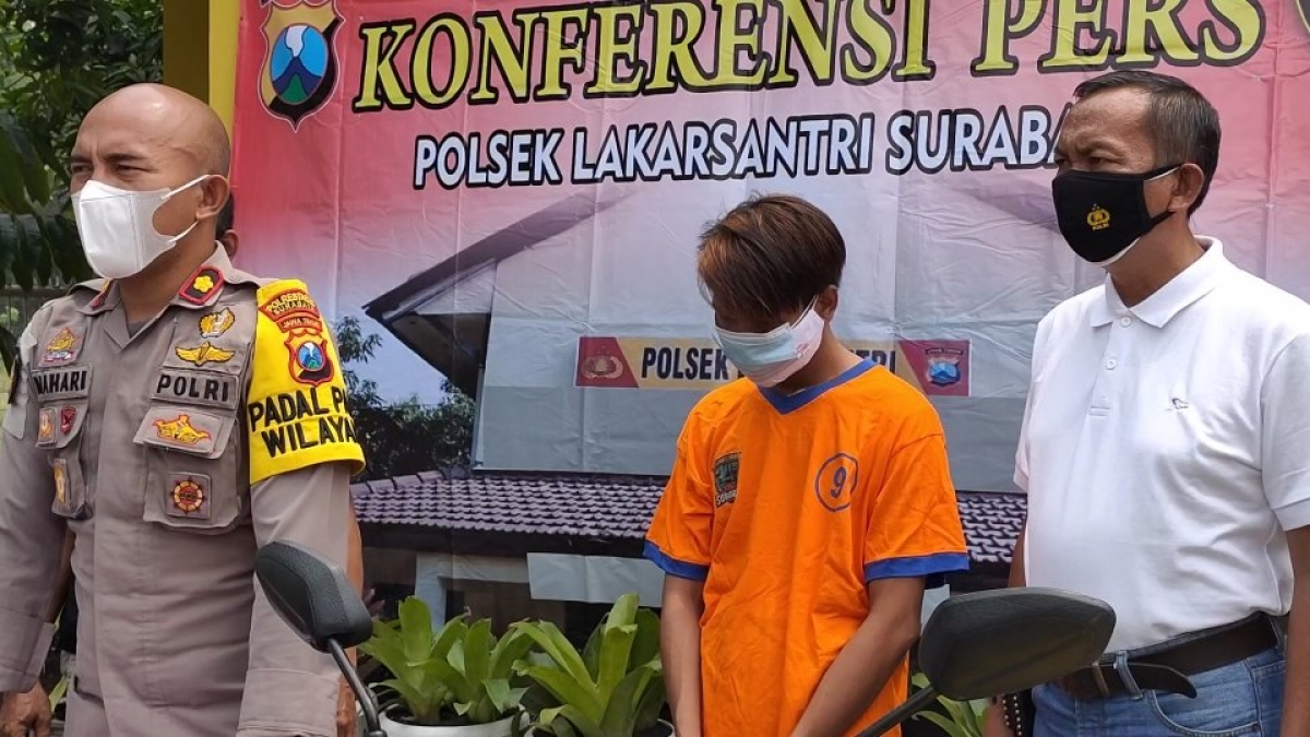 Kapolsek dan Kanit Reskrim Lakarsantri saat pamerkan pelaku pencurian.