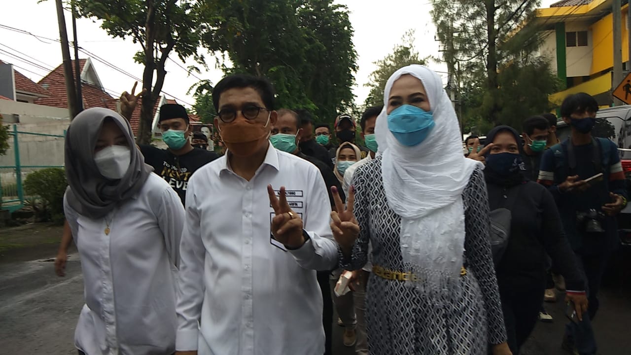 Machfud Arifin didampingi istri, Ny Lita berjalan kaki menuju TPS 25 Jl WR Supratman Surabaya
