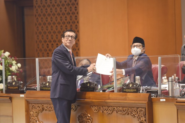 Wakil Ketua DPR RI Koordinator Bidang Kesejahteraan Rakyat (Korkesra) Abdul Muhaimin Iskandar menerima tanggapan pemerintah terhadap UU HPP dari Menteri Hukum dan Hak Asasi Manusia Yasonna H. Laoly. (DPR RI)
