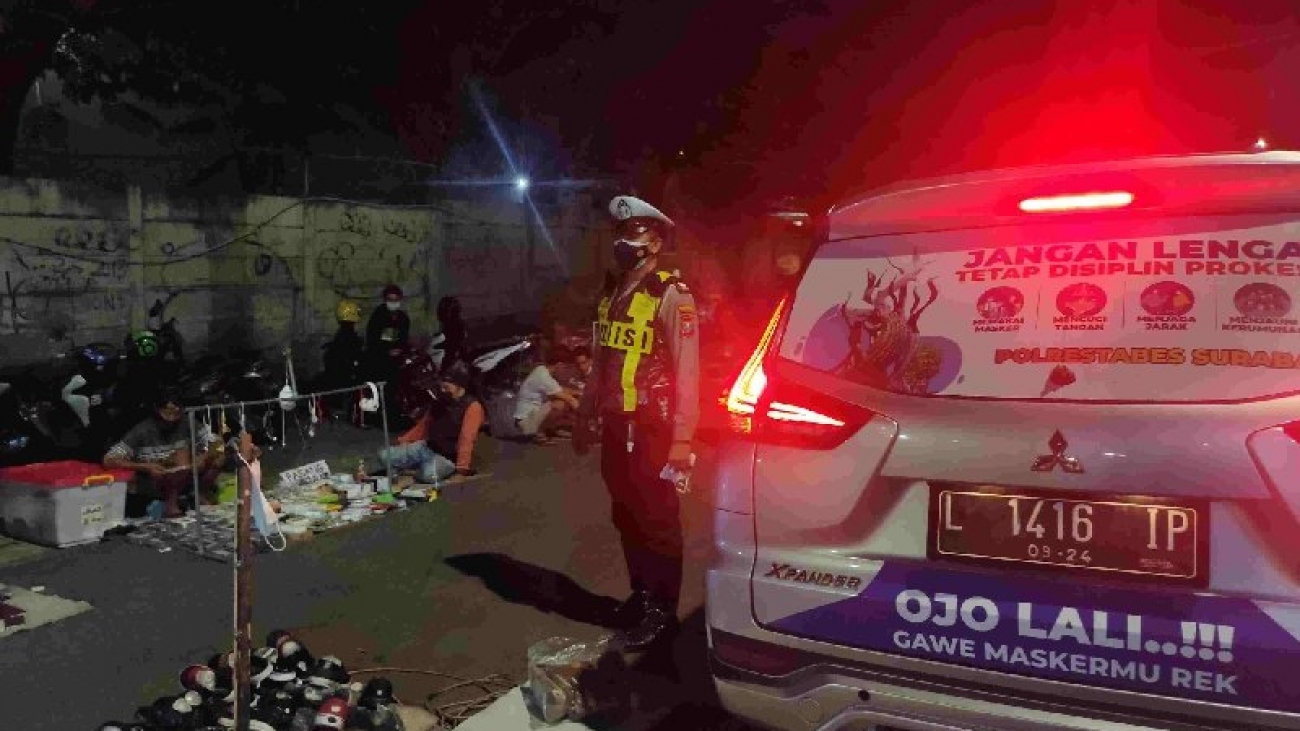 Kegiatan polisi di pasar malam Wonokromo Surabaya.