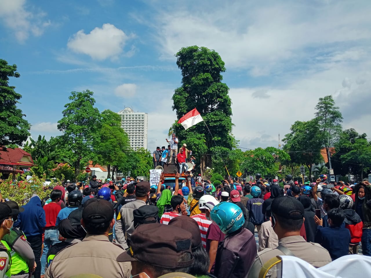 Suasana aksi unjuk rasa warga Madura di depan Balai Kota Surabaya