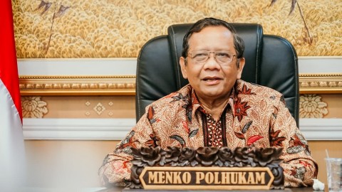 Mahfud MD dari jabatannya sebagai Menko Polhukam