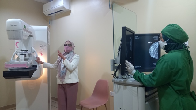 Dokter Sahar Bawazeer (kiri) selaku spesialis bedah dan payudara saat menerangkan kelebihan Mammografi.