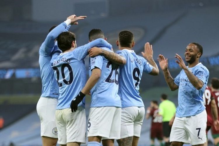 Raheem Sterling (kanan) merayakan gol bersama rekan satu timnya pada laga pembuka pekan ke-27 Liga Inggris yang mempertemukan Man City vs Wolves di Stadion Etihad, Rabu (3/3/2021) dini hari WIB. (AFP/ CLIVE BRUNSKILL)
