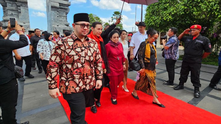 Ketua Umum PDIP Megawati Soekarnoputri saat memasuki makam ayahnya Soekarno, Presiden RI pertama