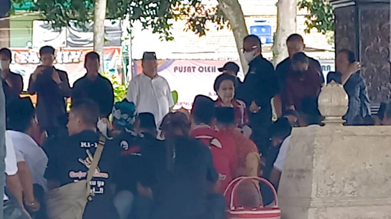Ketua Umum PDIP Megawati Soekarnoputri ziarah ke makam Bung Karno di Blitar (Foto: PDIP Jatim)