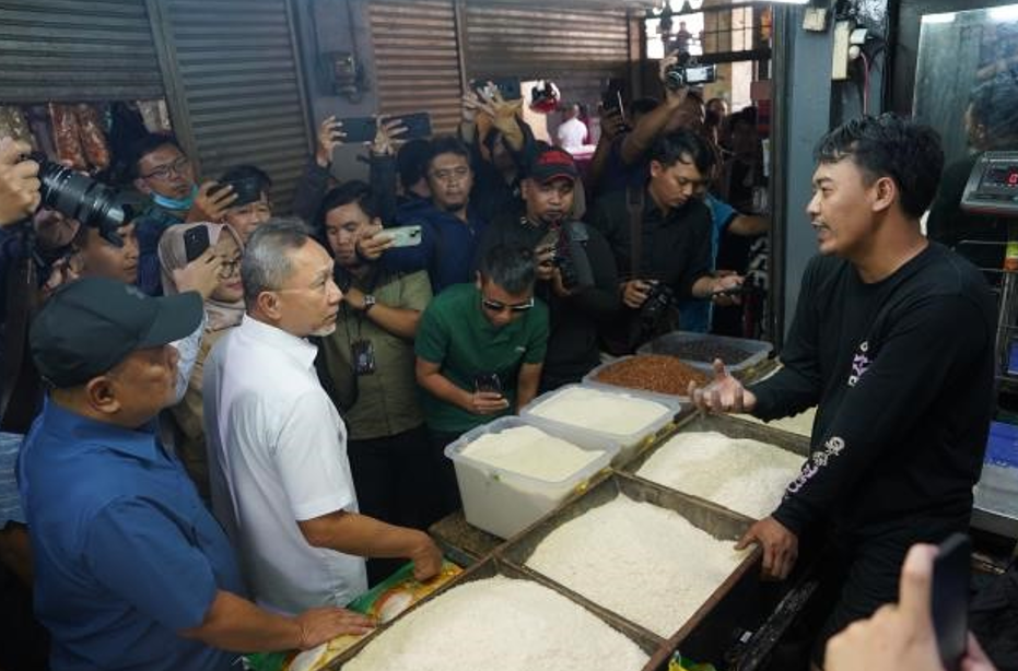 Tinjau Bapok di Pasar Sederhana Bandung, Mendag Zulkifli Hasan: Stok Banyak Harga Stabil, Iduladha Inshaallah Lancar/ foto: Kemendag