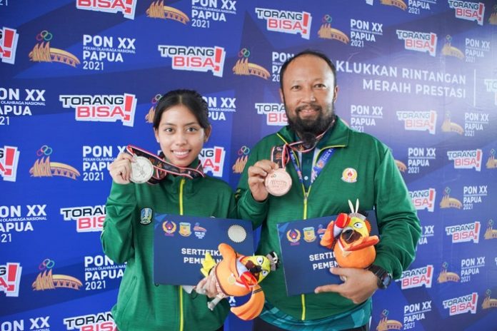Diaz Kusuma dan Eko Puji menyumbangkan medali dari cabor menembak. (KONI Jatim)