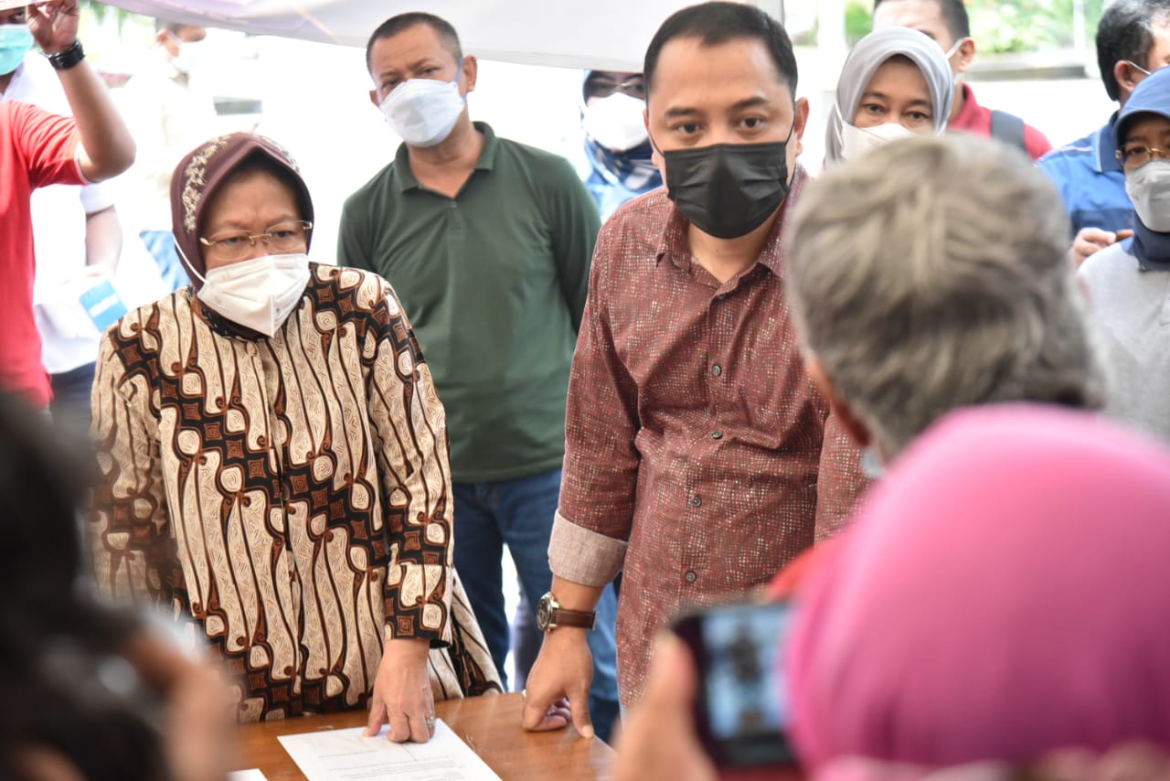 Menteri Sosial Tri Rismaharini bersama Wali Kota Surabaya Eri Cahyadi di Balai Kota Surabaya