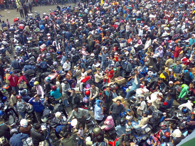 Suasana mudik lebaran sebelum pandemi Covid-19 menyerang, | Common Wikipedia