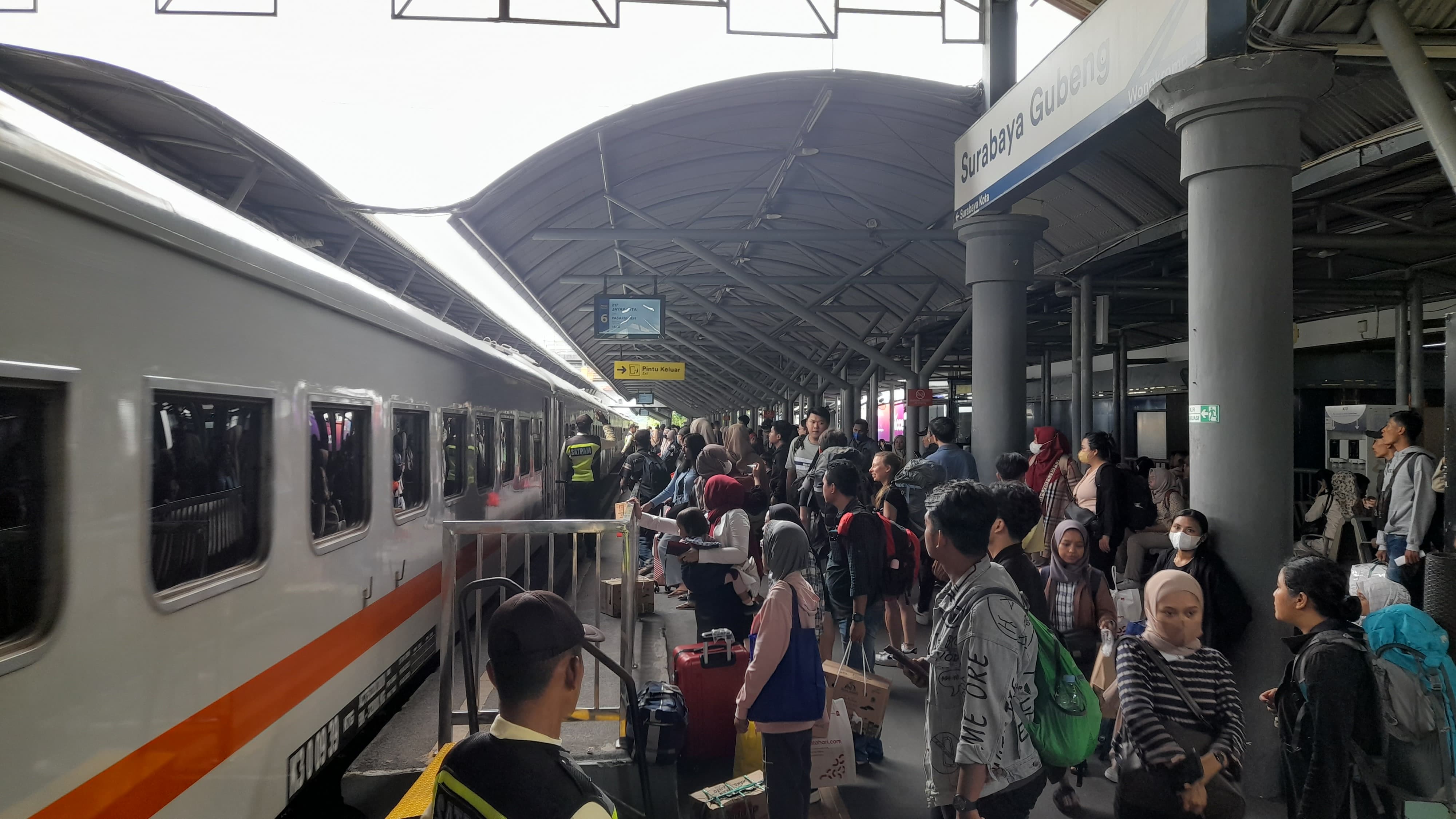 PT Kereta Api Indonesia Daop 8 Surabaya mengoperasikan 11 kereta api tambahan untuk mudik lebaran 2024
