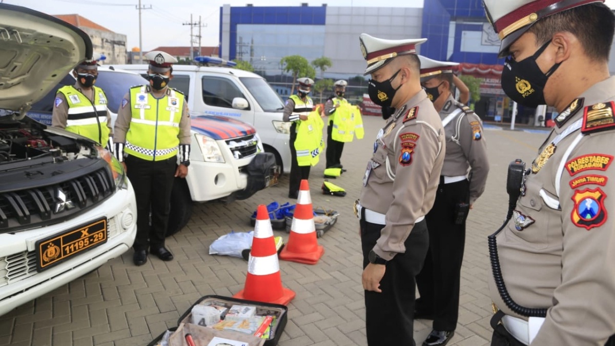 Kasat Lantas Polrestabes Surabaya dan Wakasatlantas lakukan pengecekan kendaraan dinas.