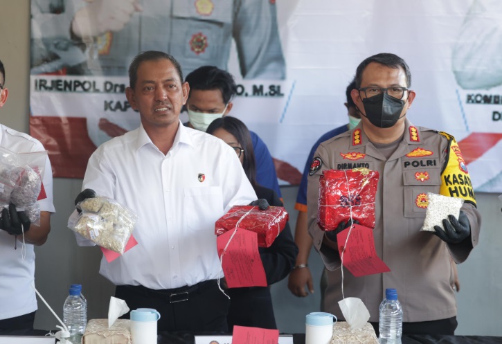 Kombes Robert Da Costa merilis hasil ungkap kasus narkoba di Surabaya (Foto: Humas Polri)