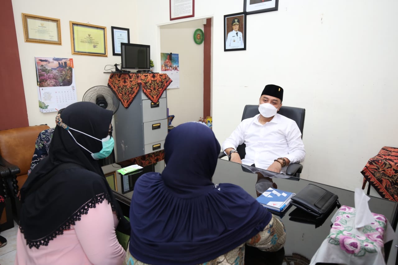 Wali Kota Surabaya Eri Cahyadi saat berkantor di Kelurahan Sememi.
