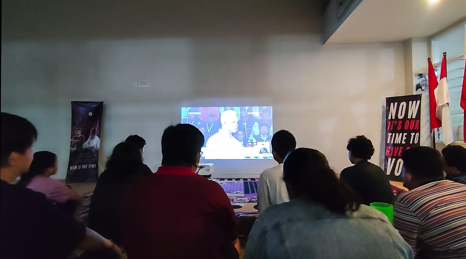 DPC Taruna Merah Putih (TMP) Surabaya mengadakan "Bareng-bareng Nonton Debat" yang dihadiri oleh puluhan kader