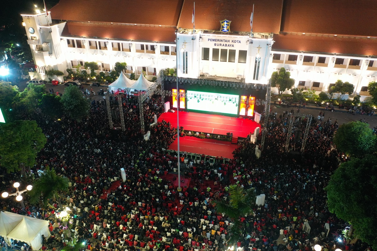 Pendukung Timnas Indonesia memadati Halaman Balai Kota Surabaya, Senin (29/4/2024) malam