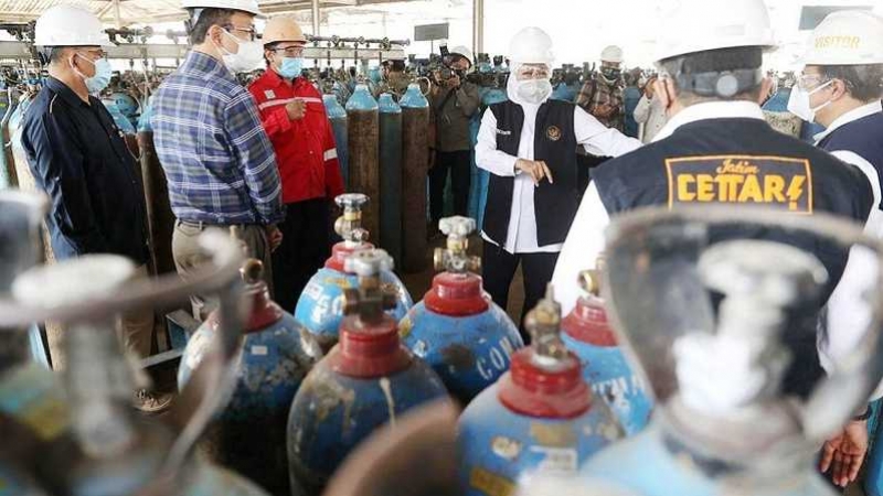 Penyerahan oksigen gratis kepada pemohon dari Pemprov Jatim di Depo pengsiian oksigen Bakorwil Jember. (JNR)