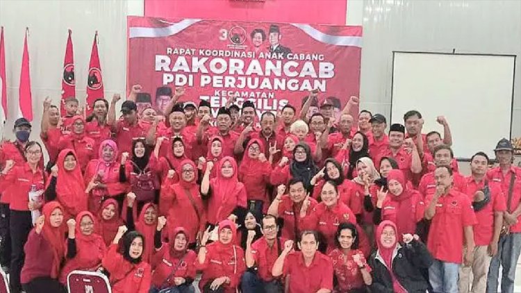 Barisan PAC Tenggilis Mejoyo di kantor DPRD PDIP jatim