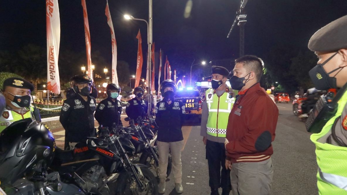 Kapolrestabes Surabaya memberikan arahan didepan Gedung Negara Grahadi, Sabtu (18/9/2021) malam.