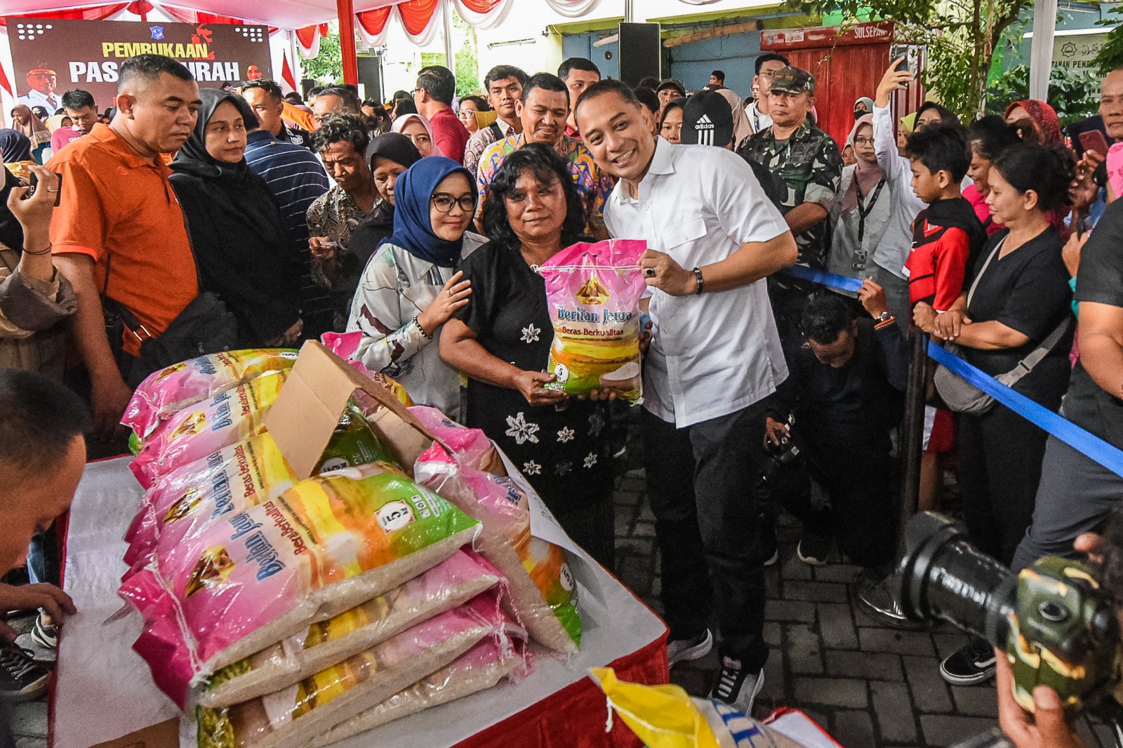 Wali Kota Surabaya Eri Cahyadi kunjungi Pasar Murah