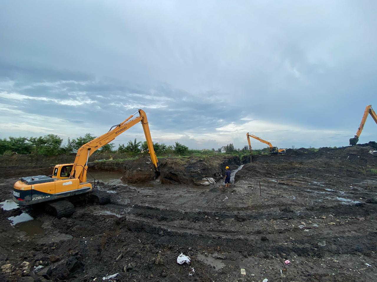 Lokasi galian kebocoran pipa PDAM Surya Sembada di Jalan Ksatria, Karang Pilang Surabaya