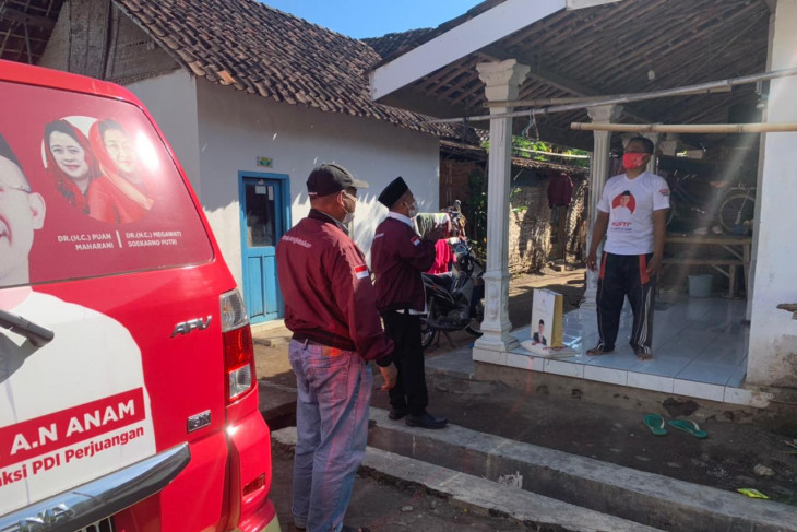 Suasana penyerahan bantuan kepada warga yang tengah isolasi mandiri di Pasuruan.