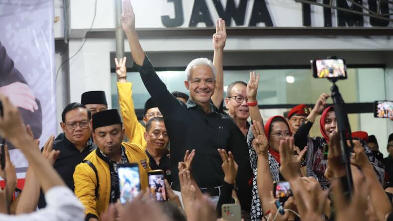 Ganjar Pranowo bertemu relawan Jawa Timur