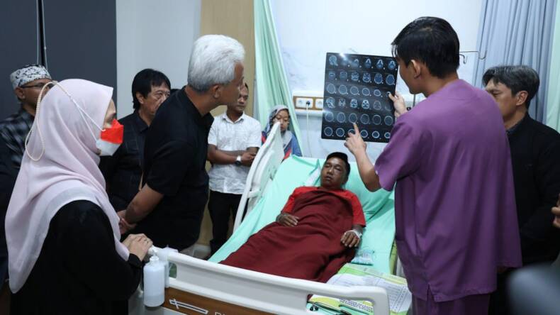 Ganjar Pranowo bersama istri, Siti Atikoh Supriyanti, menjenguk dua relawannya di RSUD. (Foto: PDIP Jatim)