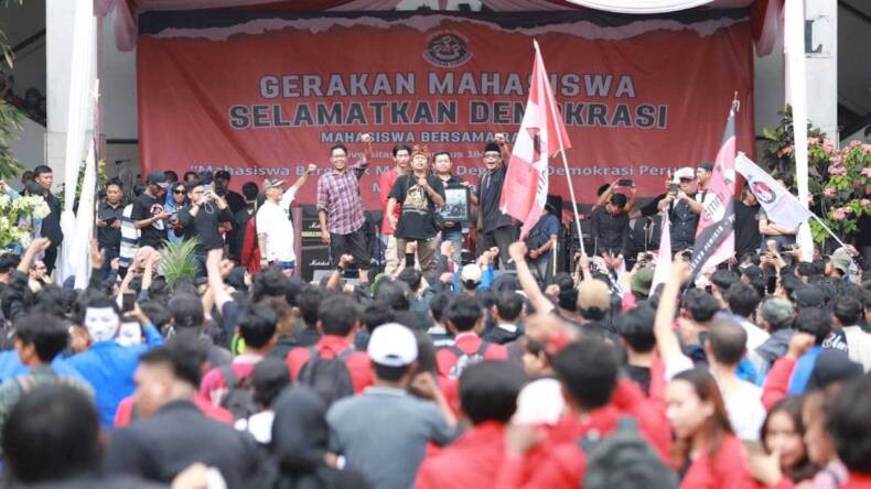 Mimbar bebas tolak politik dinasti di halaman kampus Universitas 17 Agustus 1945 Surabaya (Foto: PDIPerjuangan-jatim.com)