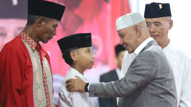 Ketua DPD PDIP Jatim Said Abdullah menyantuni anak yatim