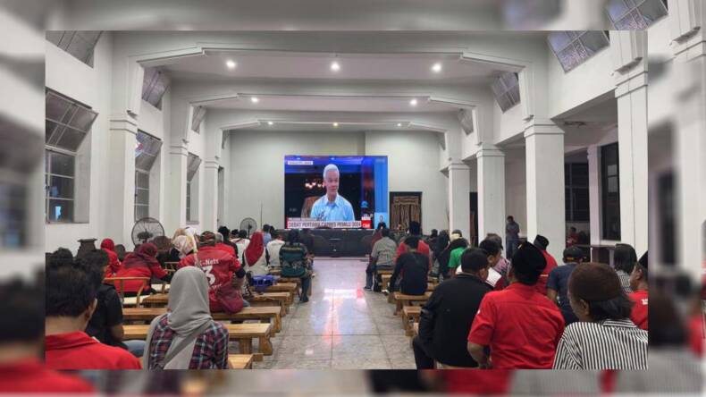 nonton bareng Debat Perdana Capres-Cawapres di Surabaya (Foto: PDIP Jatim)