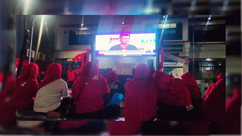 Warga nonton bareng debat Cawapres