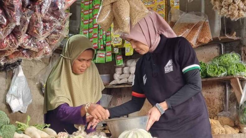 Istri Ganjar Pranowo, Siti Atikoh Supriyanti, melakukan kunjungan ke Pasar Induk Bondowoso