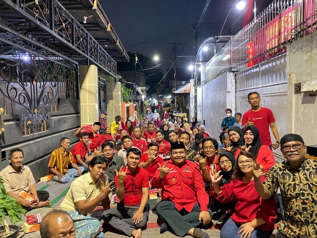 Wakil Sekretaris DPC PDI Perjuangan Kota Surabaya Achmad Hidayat melakukan kegiatan sapa warga