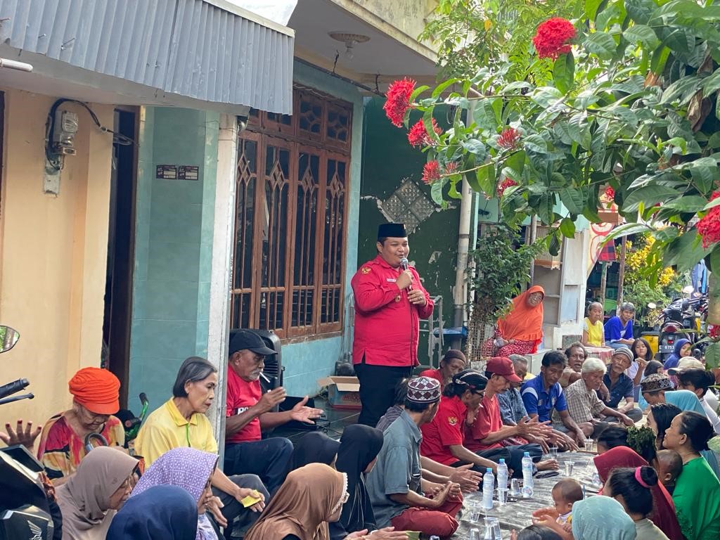  Wakil Sekretaris DPC PDI Perjuangan Kota Surabaya Achmad Hidayat bersama warga Surabaya