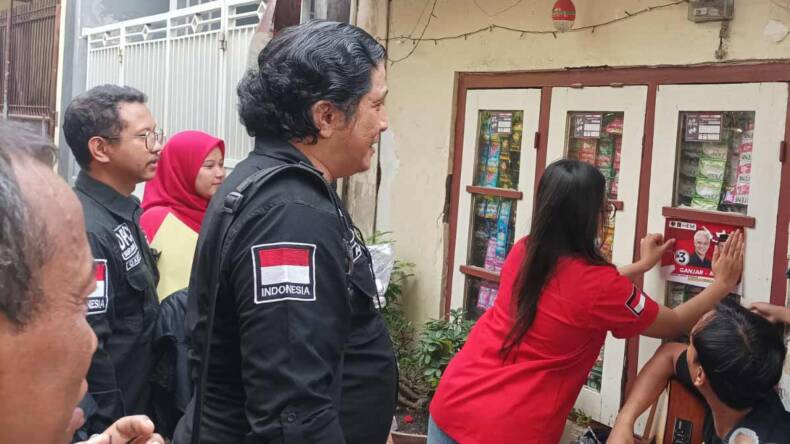 Aksi Relawan Perjuangan Demokrasi (Repdem) Kota Surabaya turun jalan membumikan Ganjar-Mahfud 