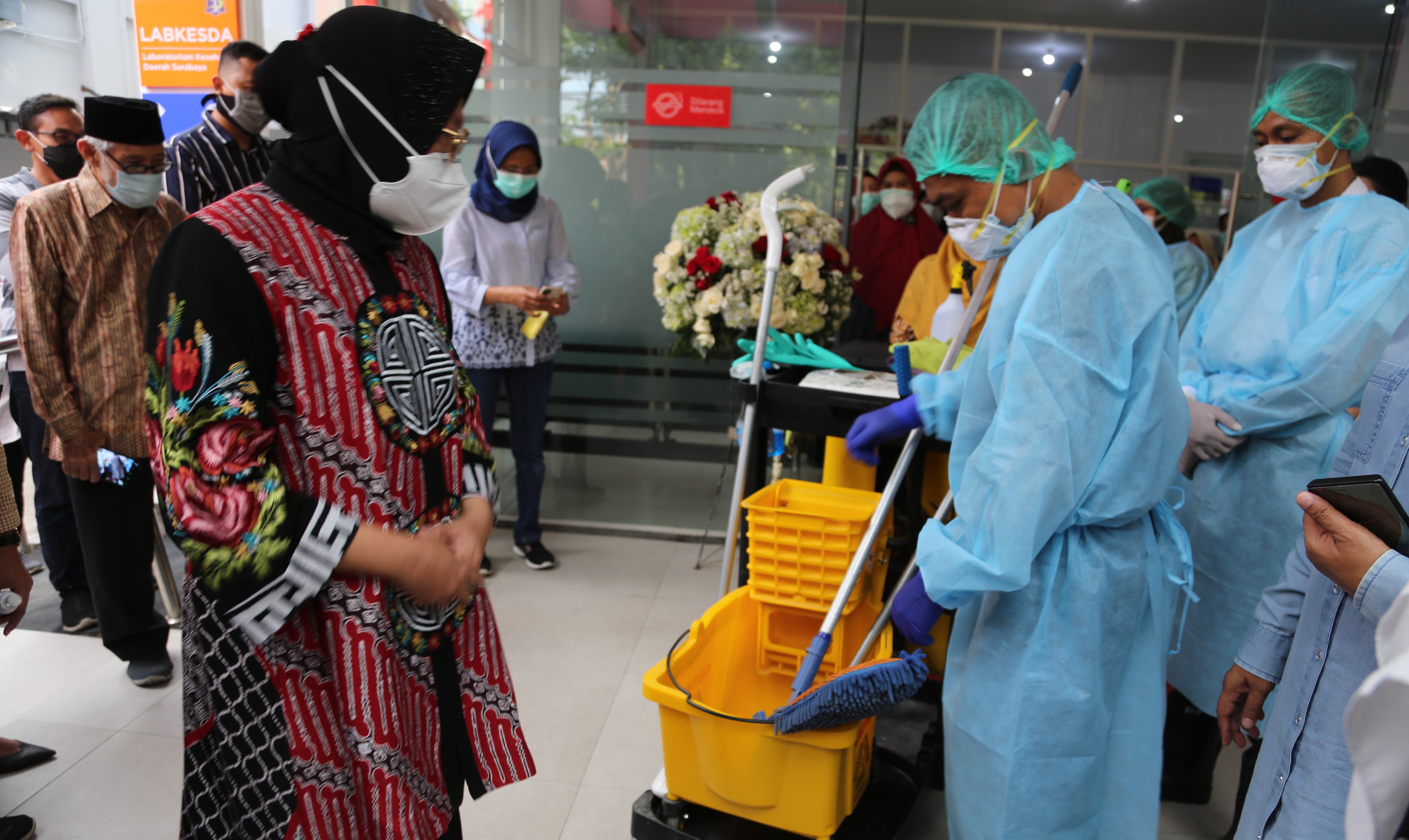 Walikota Tri Rismaharini saat mengunjungi laboratorium Pemkot Surabaya