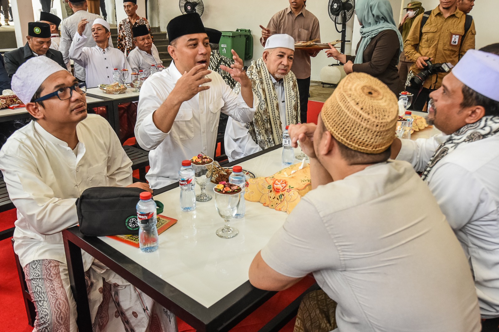 Wali Kota Surabaya Eri Cahyadi bersama sejumlah tokoh muslim di wisata religi Sunan Ampel
