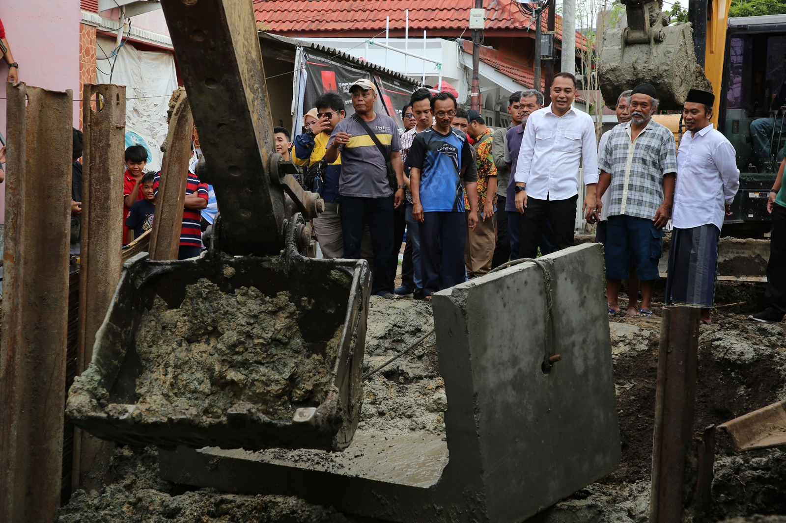 Eri Cahyadi meninjau lokasi pengerjaan box culvert saluran di kawasan Jalan Dukuh Kupang Gang Barat