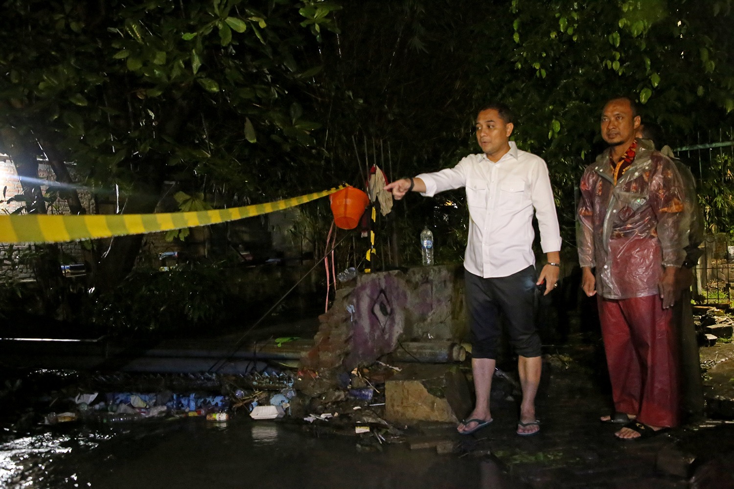 Wali Kota Surabaya Eri Cahyadi meninjau titik lokasi banjir di kawasan Surabaya Barat, tepatnya di Wisma Tengger, Kecamatan Benowo