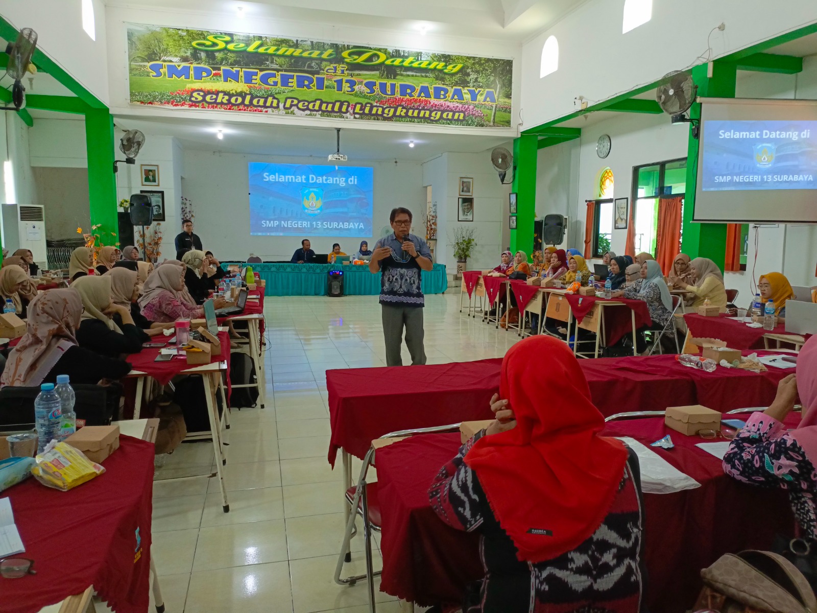 Dispendik Surabaya memberikan pembekalan pada guru SD 