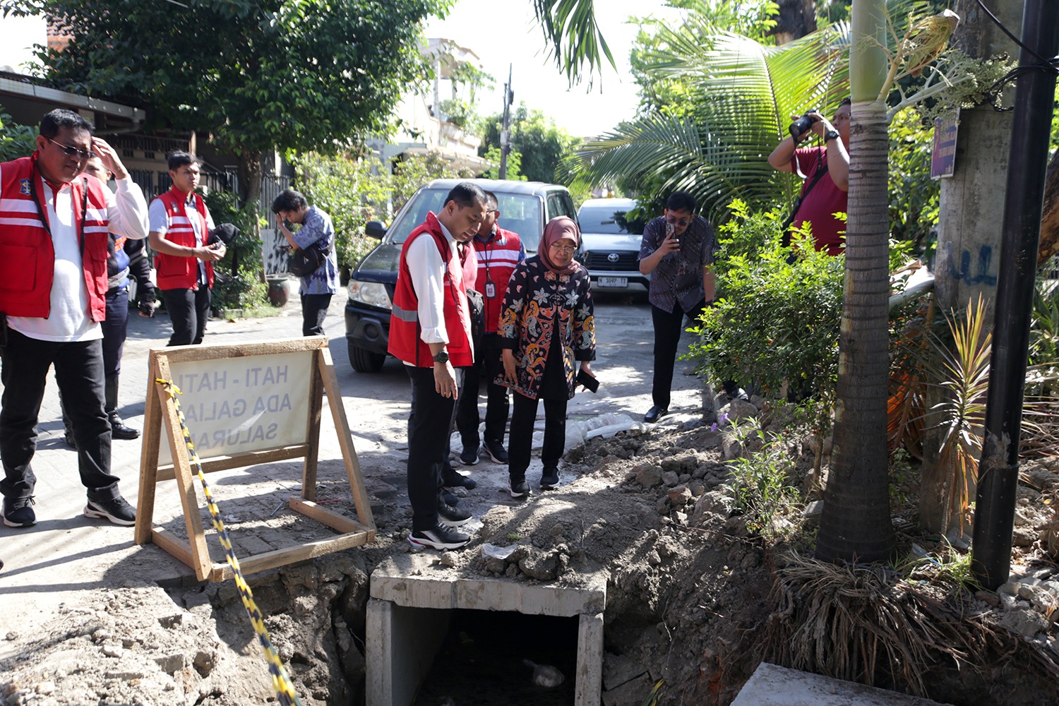 Wali Kota Surabaya Eri Cahyadi meninjau saluran air