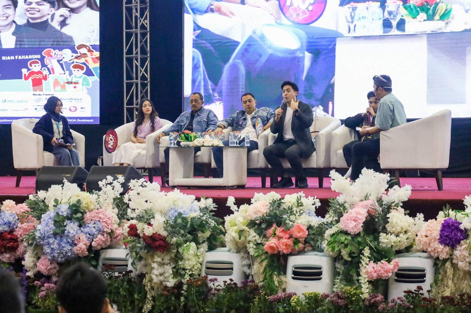 Wali Kota Eri Cahyadi ketika menghadiri kegiatan “Gen Z Suroboyo Beraksi dan Menginspirasi” di Graha Universitas Negeri Surabaya (UNESA) 